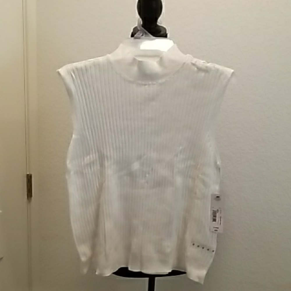 Chic White Sleeveless Blouse